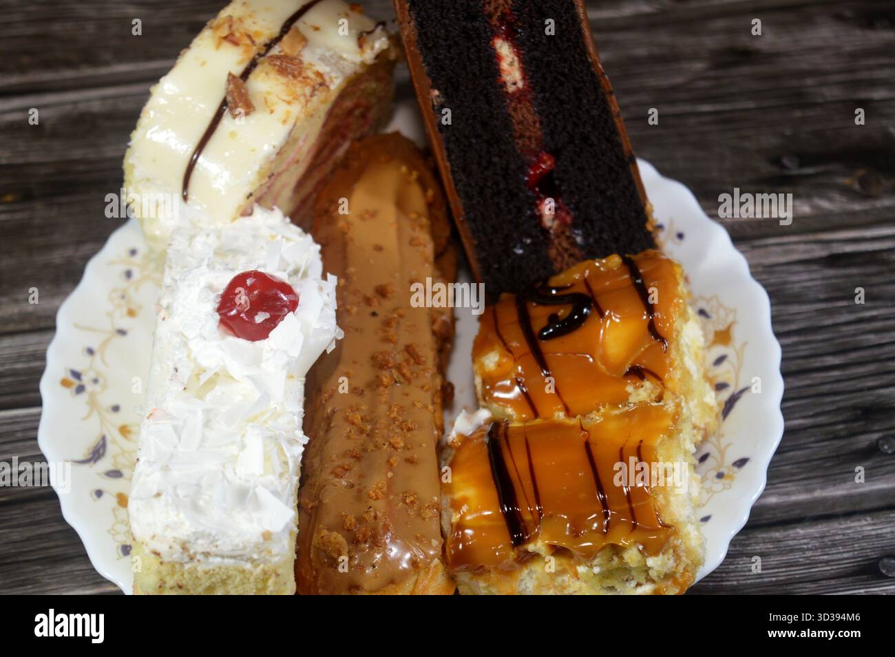 Gâteaux assortis, gâteau au chocolat, gâteau blanc de la forêt, biscuit en couches Eclair, pain de Suisse recouvert d'une couche de chocolat blanc et gâteau éponge fourré avec Banque D'Images