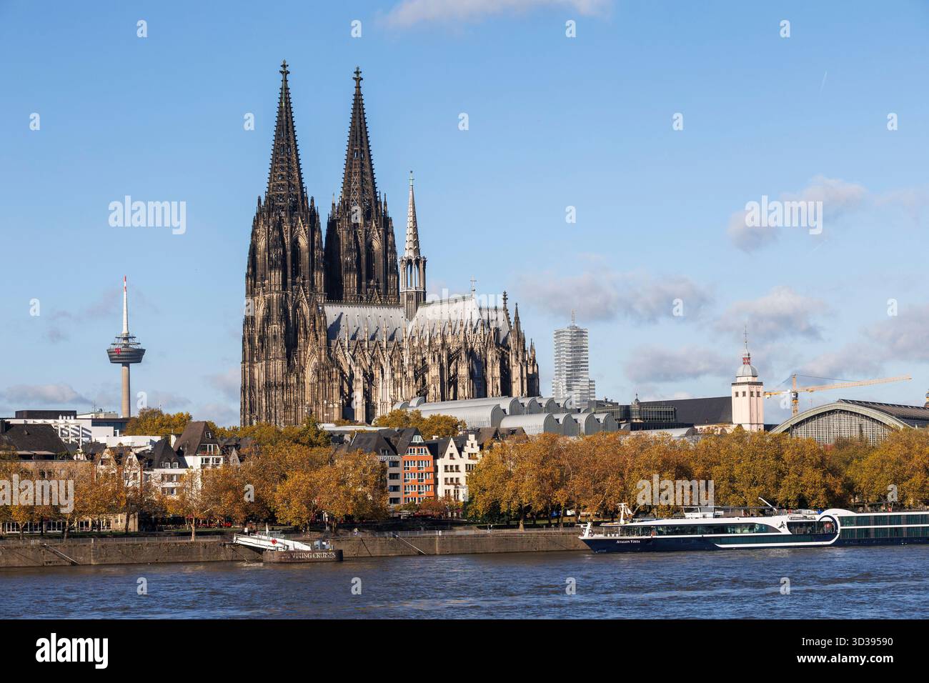 Vue sur le Rhin à la tour de télévision, la cathédrale gothique, la tour CologneTower dans Mediapark, Musée Ludwig, gare principale, Cologne, Allemagne. Blick U. Banque D'Images