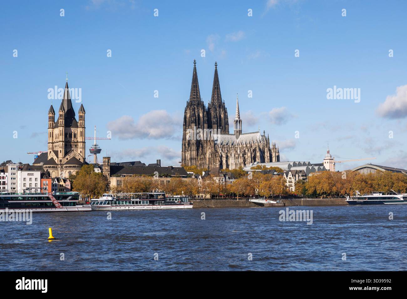 Vue sur le Rhin jusqu'à la vieille ville avec l'église romane Gross Martin et la cathédrale gothique de Cologne, Allemagne. Blick Banque D'Images