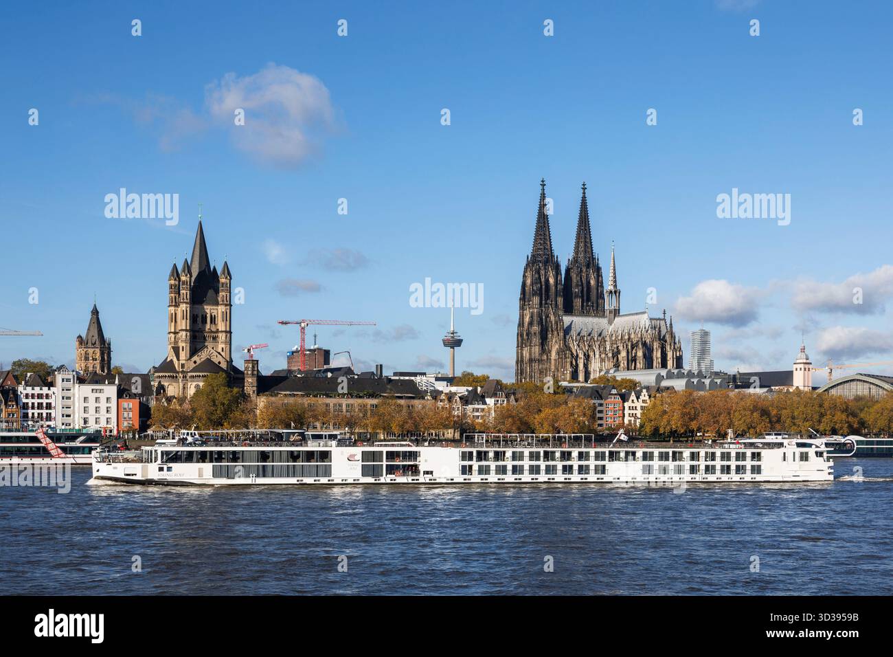 Vue sur le Rhin jusqu'à la vieille ville avec le clocher de l'hôtel de ville historique, l'église romane Gross Martin et le GOT Banque D'Images