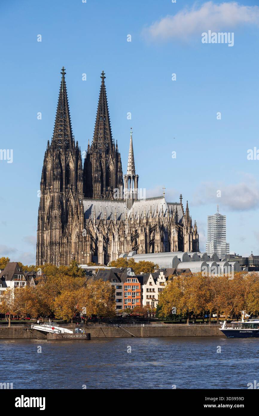 Vue sur le Rhin à la cathédrale gothique et le musée Ludwig, en arrière-plan la Tour CologneTower dans le Mediapark, Cologne, Allemagne. Blic Banque D'Images