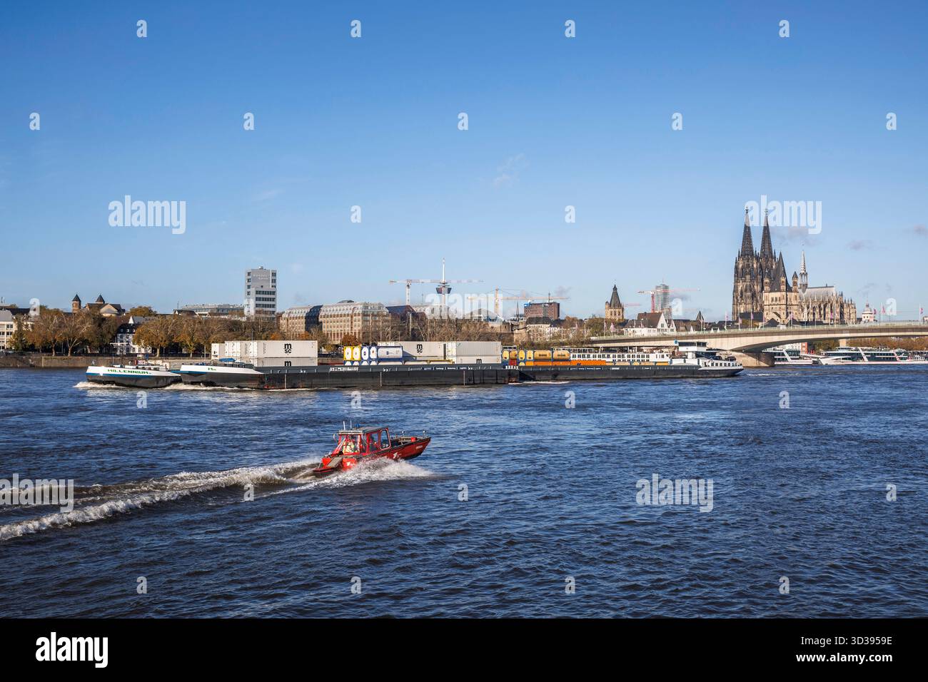 Cargo sur le Rhin devant la vieille ville, cathédrale, Cologne, Allemagne. Frachtschiff auf dem Rhein vor der Altstadt, Dom, Koeln, Deutschland. Banque D'Images