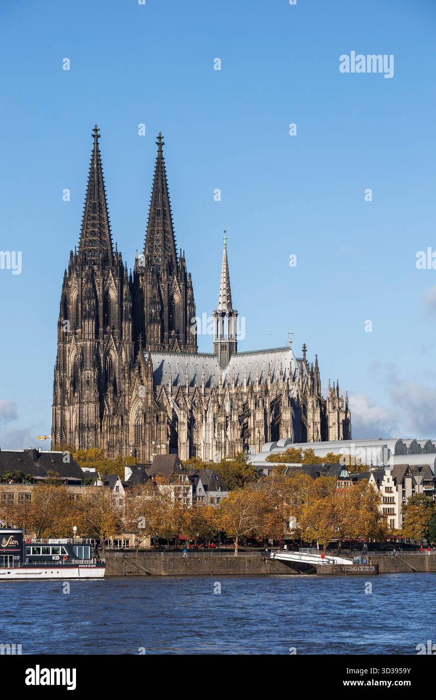 Vue sur le Rhin jusqu'à la cathédrale gothique et le musée Ludwig, Cologne, Allemagne. Blick ueber den Rhein zu Dom und dem Museum Ludwig, Koeln Banque D'Images