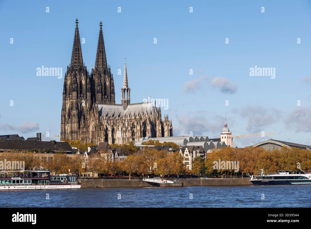 Vue sur le Rhin à la cathédrale gothique, Musée Ludwig, gare principale, Cologne, Allemagne. Blick ueber den Rhein zum Dom, Museum Ludwig, Hauptb Banque D'Images