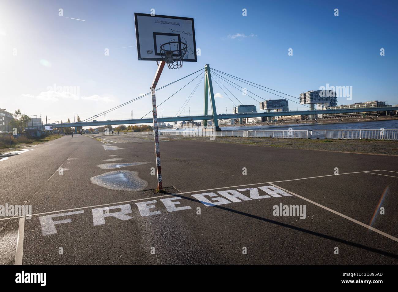 Graffiti 'Free Gaza' sur un terrain de basket sur les rives du Rhin dans le quartier Deutz, pont Severins, maisons de grues au port de Rheinau Banque D'Images