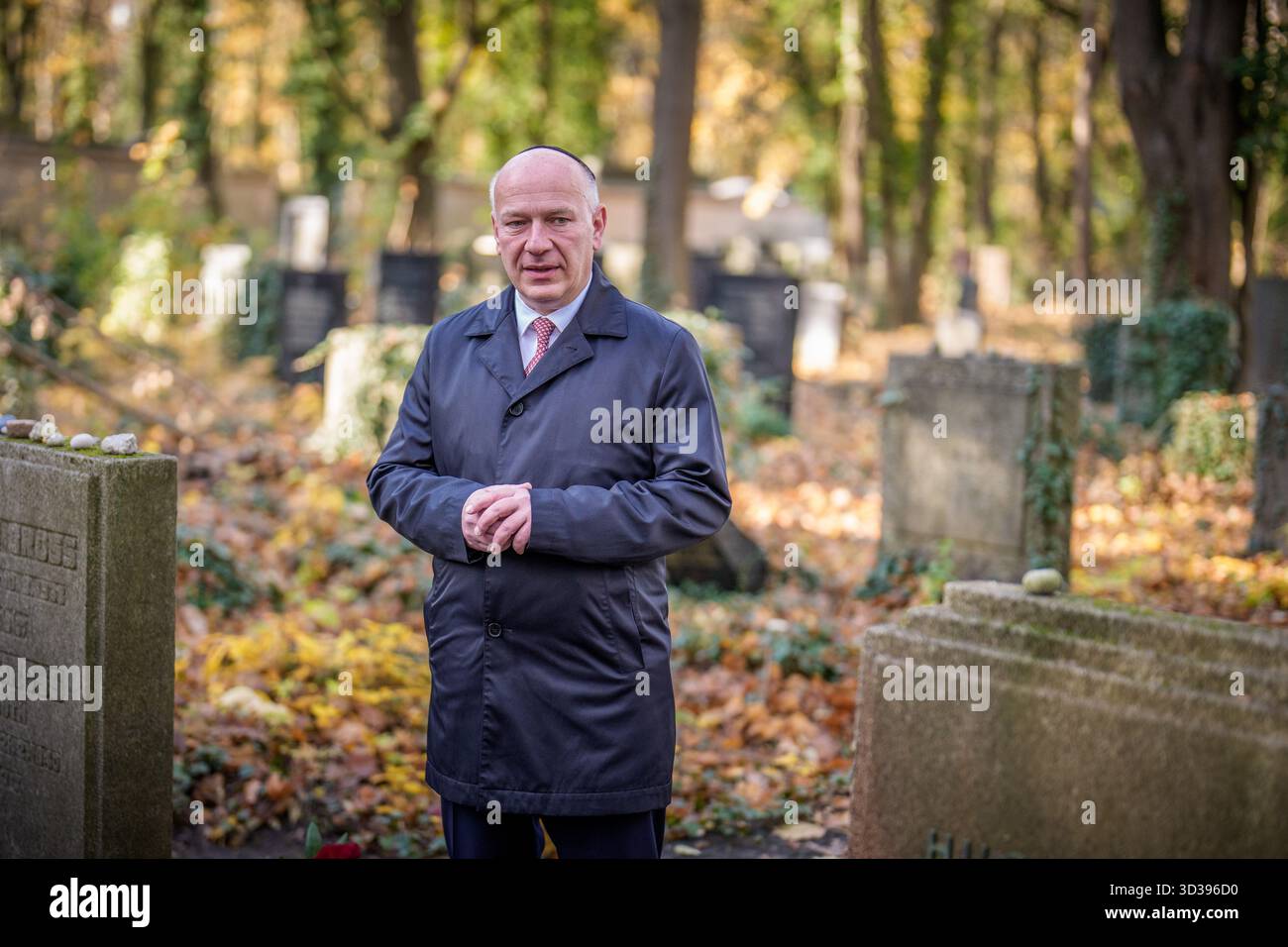 Berlin, Allemagne. 05 novembre 2025. Kai Wegner (CDU), maire de Berlin, prend la parole lors de la commémoration du 104e anniversaire de Margot Friedländer au cimetière juif de Berlin-Weißensee. Friedländer meurt en mai 2025 à l'âge de 103 ans. Crédit : Michael Kappeler/dpa/Alamy Live News Banque D'Images