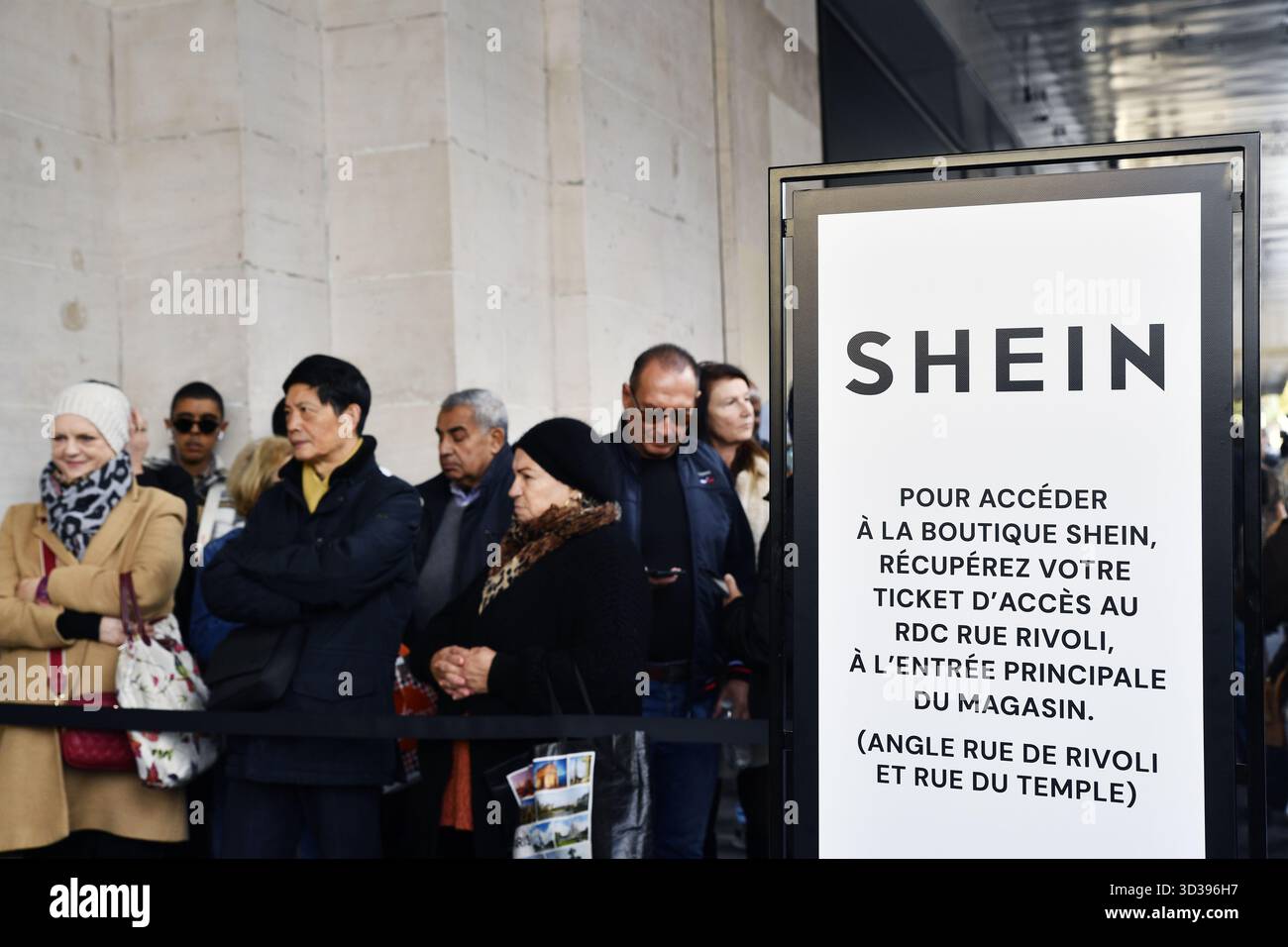 Manifestation de protestation contre l'ouverture de SHEIN i - Fast Fashion - au BHV - Bazar de l'Hôtel de ville - Paris - France le 5 novembre 2025 Banque D'Images