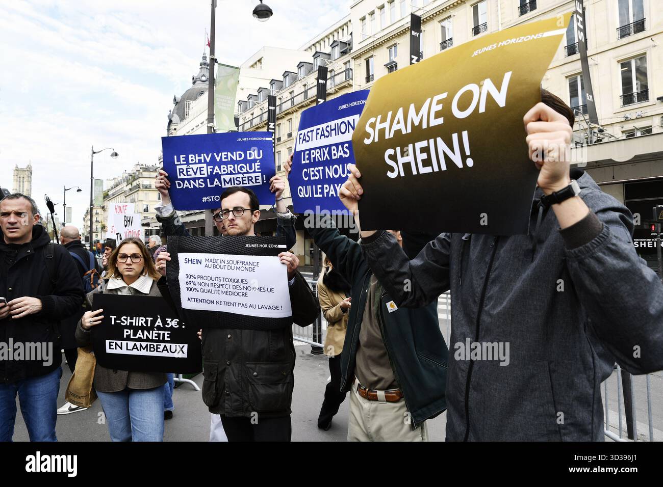 Manifestation de protestation contre l'ouverture de SHEIN i - Fast Fashion - au BHV - Bazar de l'Hôtel de ville - Paris - France le 5 novembre 2025 Banque D'Images