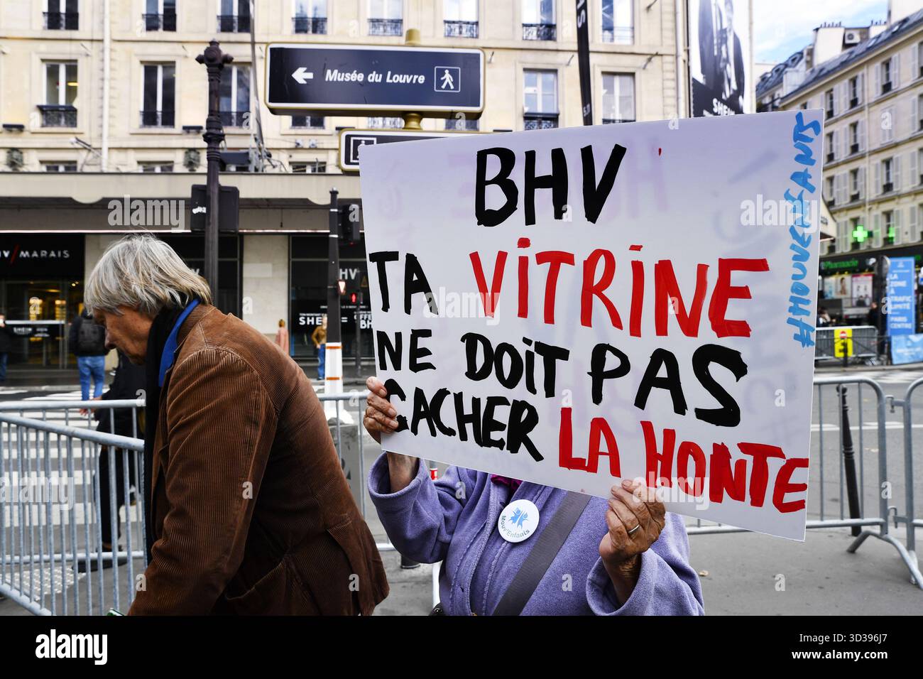 Manifestation de protestation contre l'ouverture de SHEIN i - Fast Fashion - au BHV - Bazar de l'Hôtel de ville - Paris - France le 5 novembre 2025 Banque D'Images