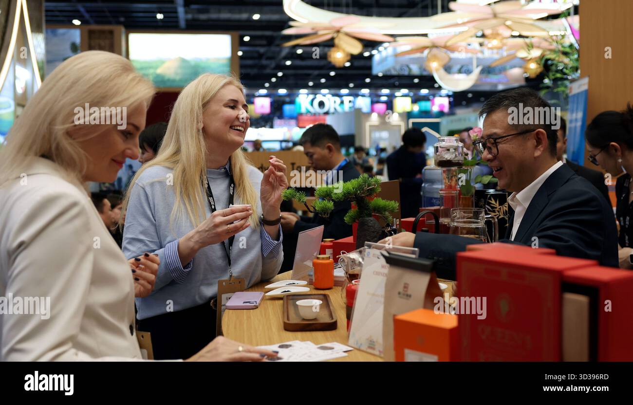 Londres, Grande-Bretagne. 4 novembre 2025. Les gens goûtent le thé chinois au pavillon chinois du World Travel Market (WTM) Londres 2025 à Londres, Grande-Bretagne, 4 novembre 2025. Le WTM London 2025 a ouvert ses portes mardi, le pavillon de la Chine attirant l’attention pour ses ressources touristiques abondantes et son attrait culturel. Crédit : Li Ying/Xinhua/Alamy Live News Banque D'Images