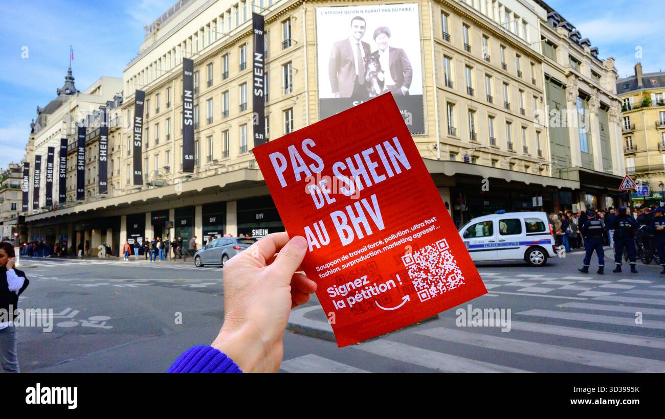 Dépliant de protestation anti-SHEIN devant le BHV Marais Storefront à Paris Banque D'Images