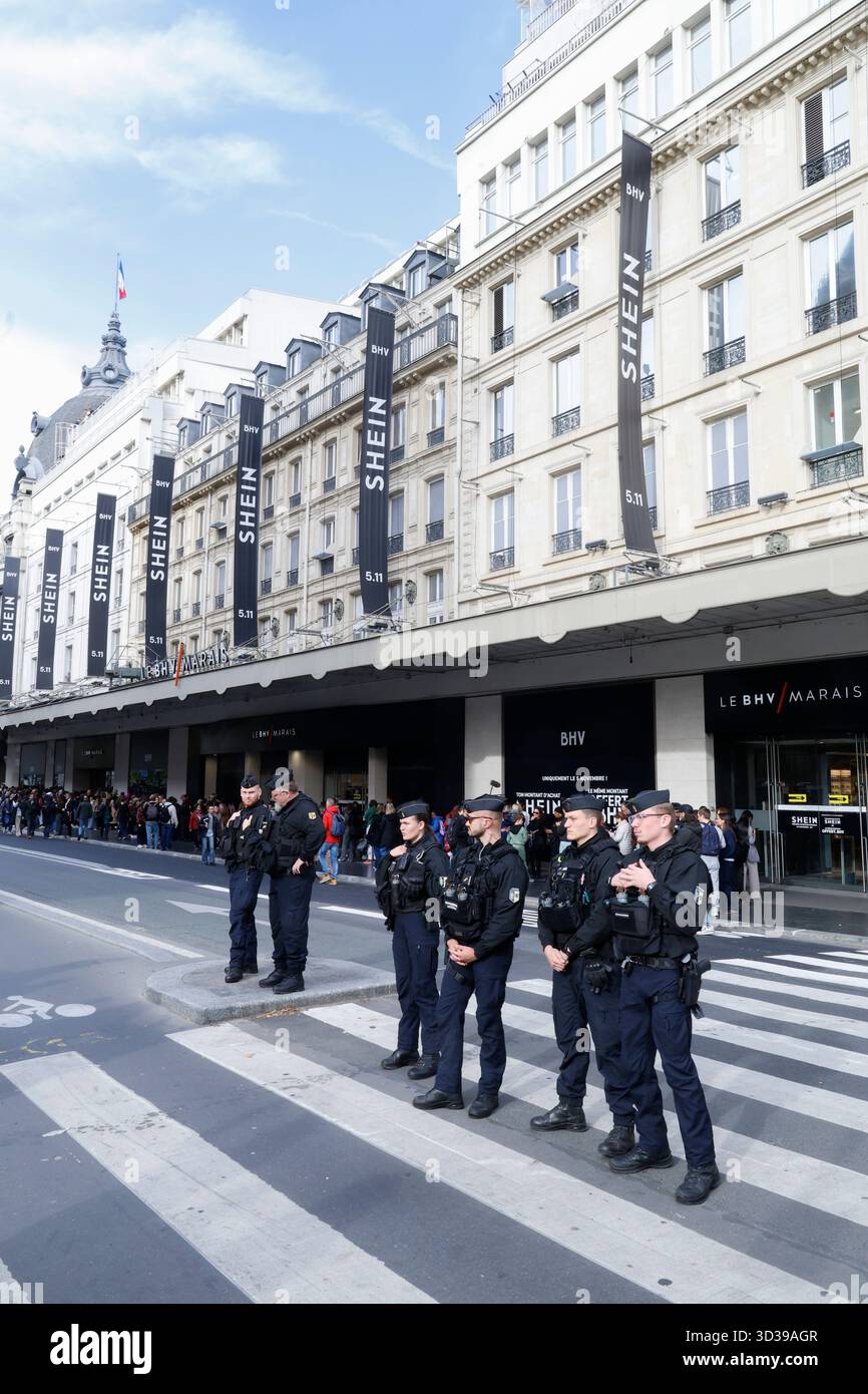 SHEIN AU BHV MARAIS OUVRANT CE MERCREDI SOUS SURVEILLANCE POLICIÈRE DU PREMIER MAGASIN PERMANENT Banque D'Images