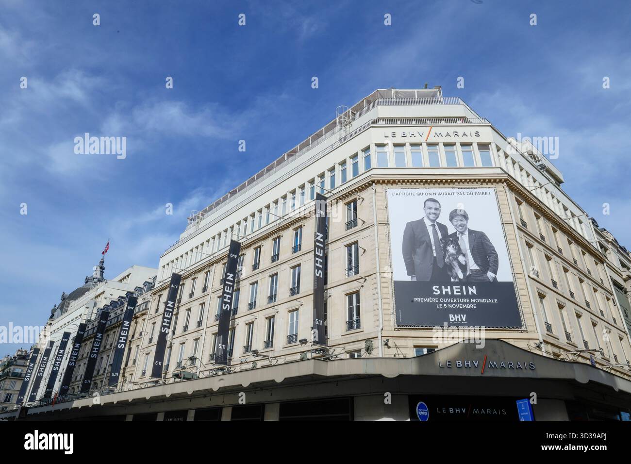 SHEIN AU BHV MARAIS OUVRANT CE MERCREDI SOUS SURVEILLANCE POLICIÈRE DU PREMIER MAGASIN PERMANENT Banque D'Images