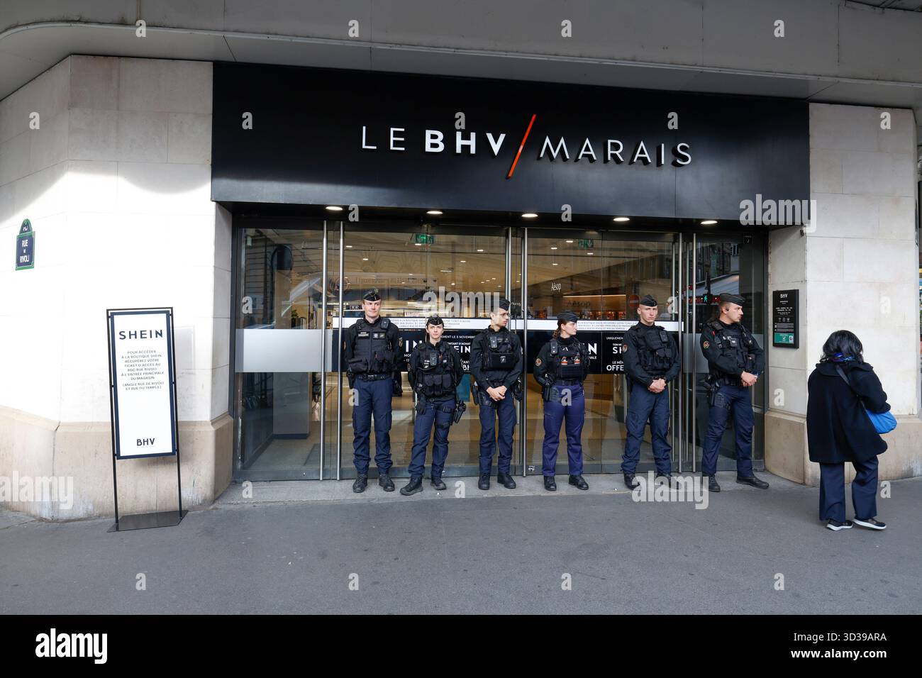 SHEIN AU BHV MARAIS OUVRANT CE MERCREDI SOUS SURVEILLANCE POLICIÈRE DU PREMIER MAGASIN PERMANENT Banque D'Images