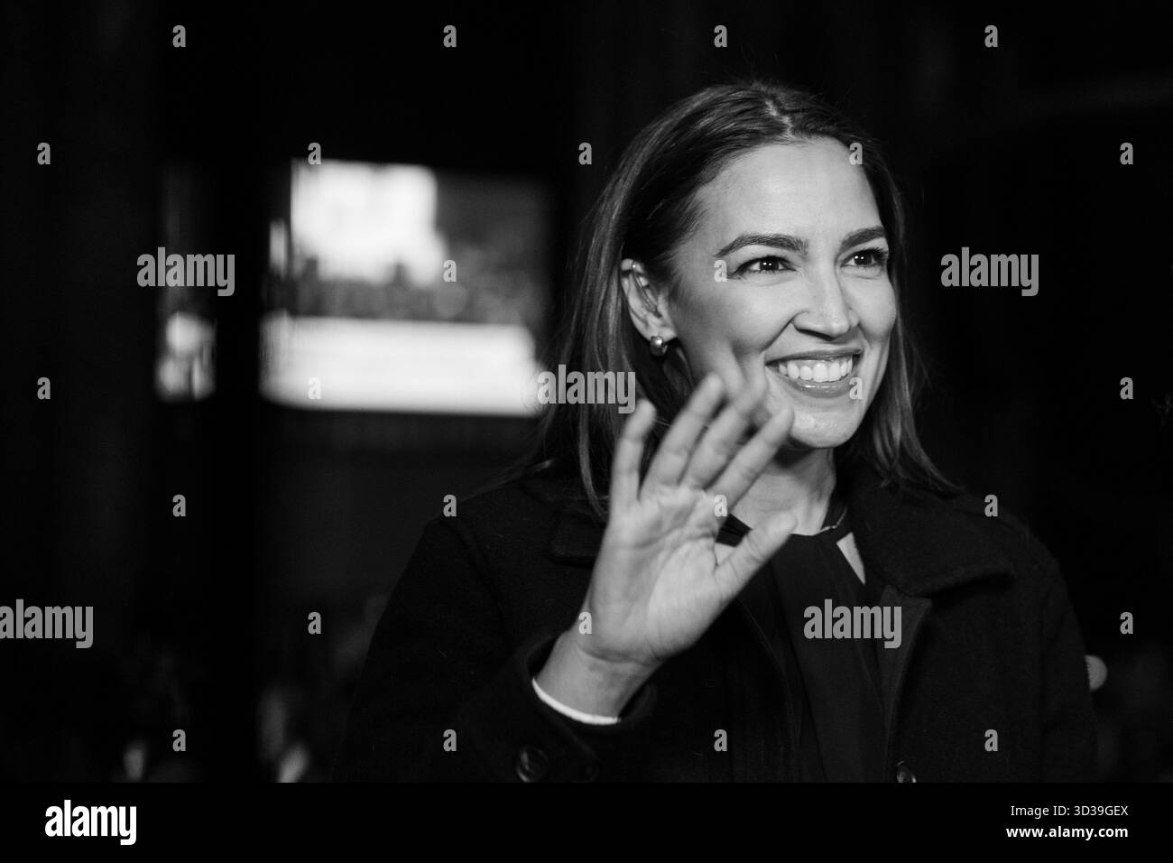 New York, États-Unis. 04th Nov, 2025. Alexandria Ocasio-Cortez, membre du Congrès américain, fait une apparition au parti de nuit électorale du candidat à la mairie de New York Zohran Mamdani à Brooklyn, NY, le mardi 4 novembre 2025. (Photo de Cristina Matuozzi/Sipa USA) crédit : Sipa USA/Alamy Live News Banque D'Images
