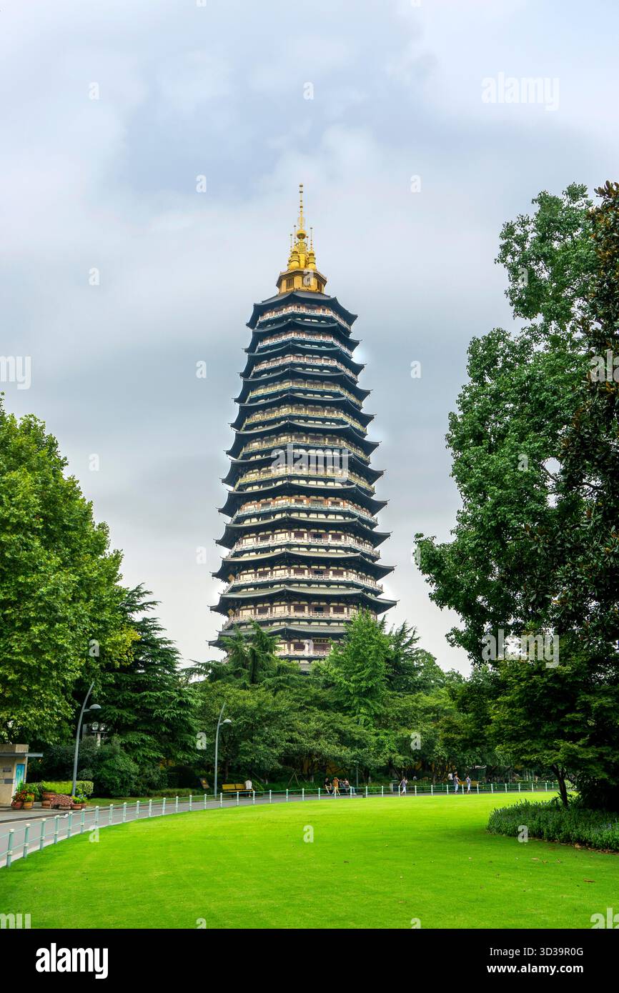 La pagode Tianning est située dans le temple Tianning Chan à Changzhou, dans la province du Jiangsu, en Chine. Il a été construit pour la première fois en avril 2002. La pagode mesure 153,79 mètres de haut et compte 13 étages. Banque D'Images