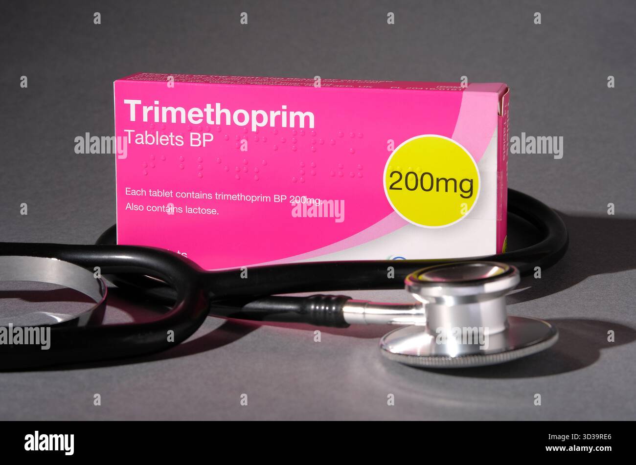Paquet de comprimés antibiotiques de triméthoprime sur fond gris Banque D'Images