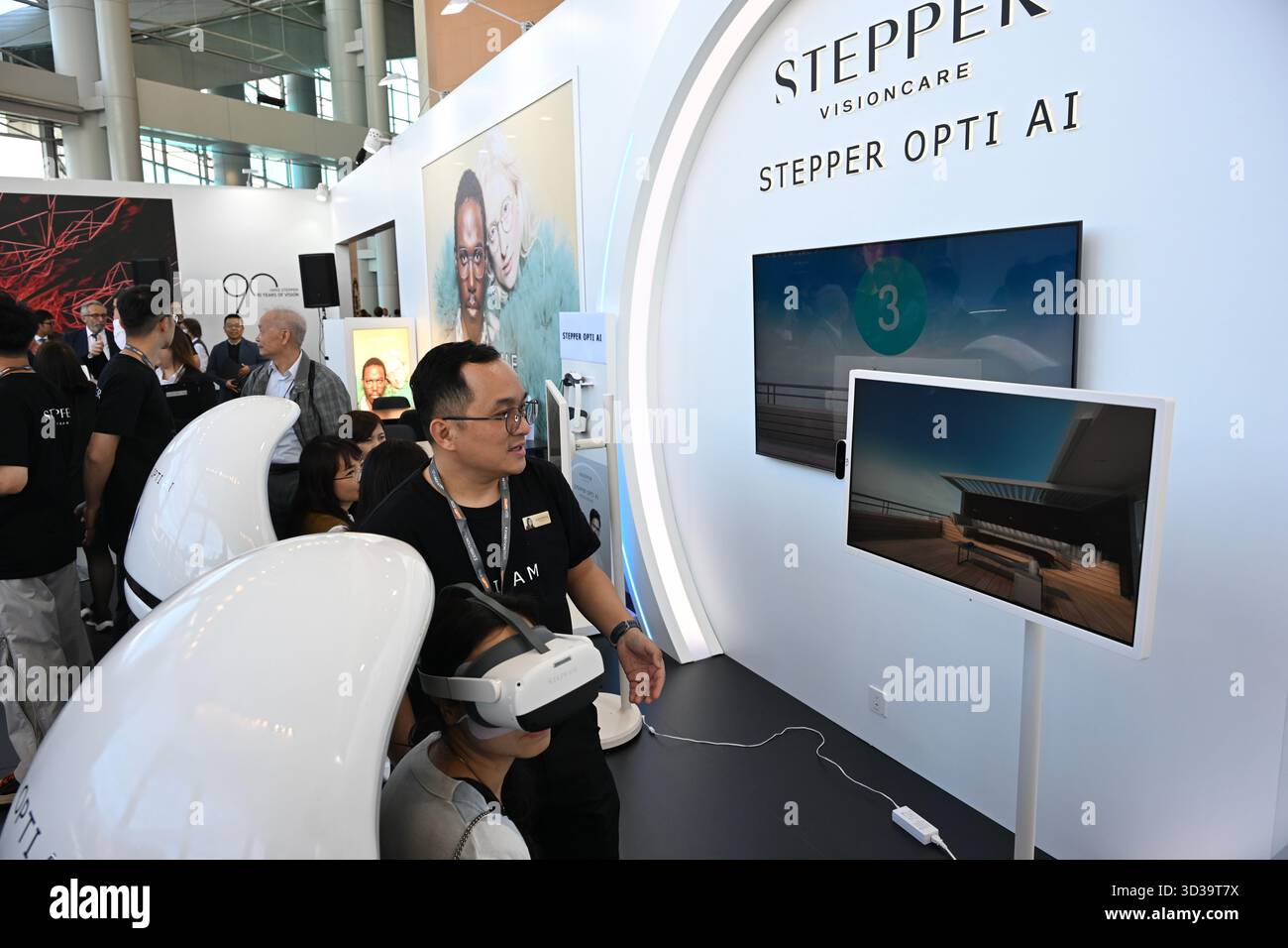 Hong Kong, Hong Kong. 05 novembre 2025. Une vue générale montrant les visiteurs regardant la VR dans le magasin Steeper de la Foire internationale de l'optique de Hong Kong le 5 novembre 2025. (Photo de Kobe Li/Nexpher images/Sipa USA) crédit : Sipa USA/Alamy Live News Banque D'Images