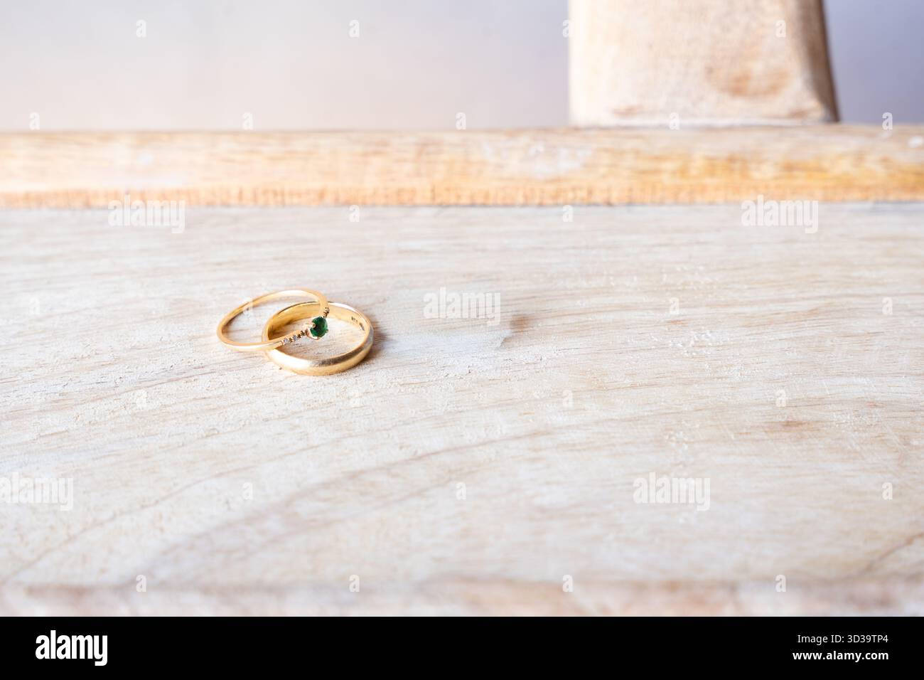 Deux bagues d'engagement sur bois naturel Banque D'Images