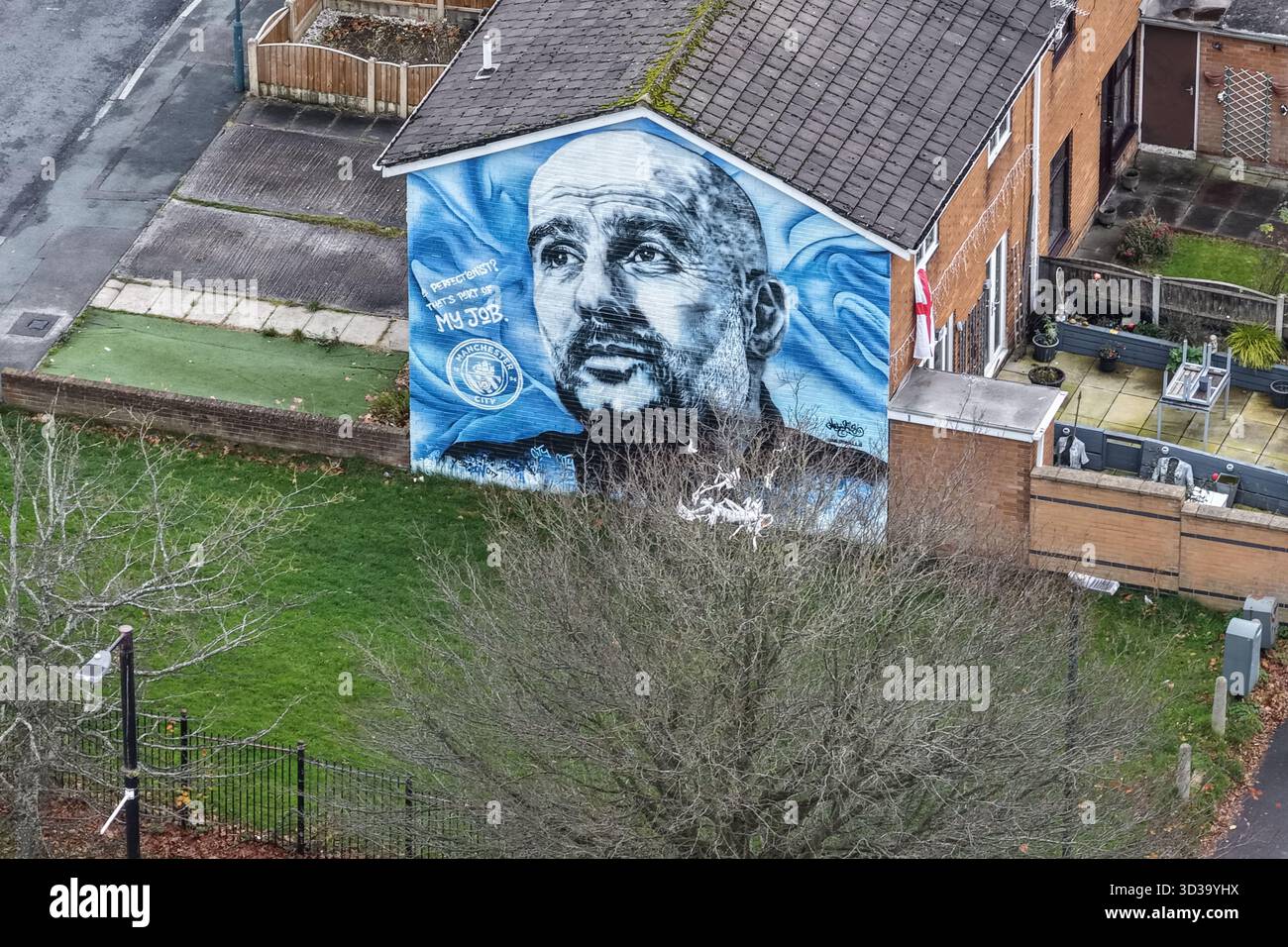 Manchester, Royaume-Uni. 05 novembre 2025. Un manager de Pep Guardiola de Manchester City murale sur le côté d'une maison de fans en face du stade de la ville de Manchester pendant la Journée UEFA Champions League Matchday 4 of 8 Manchester City vs Borussia Dortmund au stade de la ville de Manchester, Manchester, Royaume-Uni, le 5 novembre 2025 (photo Mark Cosgrove/News images) *** GER AUT sui OUT *** à Manchester, Royaume-Uni le 11/5/2025. (Photo de Mark Cosgrove/News images/SIPA USA) crédit : SIPA USA/Alamy Live News Banque D'Images
