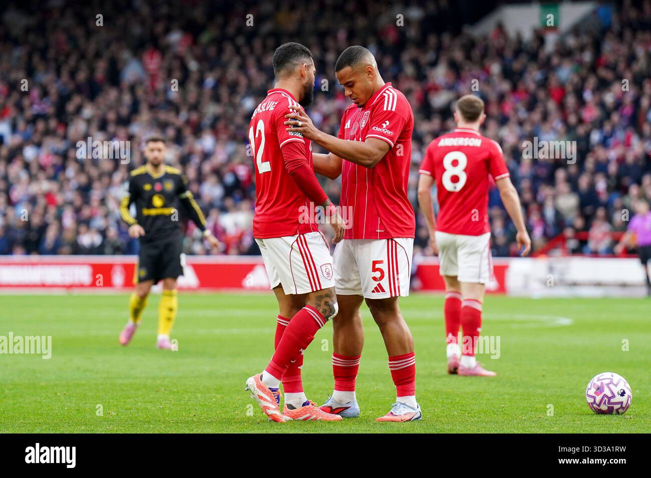 West Bridgford, Royaume-Uni. 01 novembre 2025. Douglas Luiz (12 ans), milieu de terrain de Nottingham Forest, et Murillo (5 ans), défenseur de Nottingham Forest lors du match de première League de Nottingham Forest contre Manchester United au City Ground, West Bridgford, Angleterre, le 1er novembre 2025 crédit : Eleanor Hoad/Every second Media crédit : Every second Media/Alamy Live News Banque D'Images