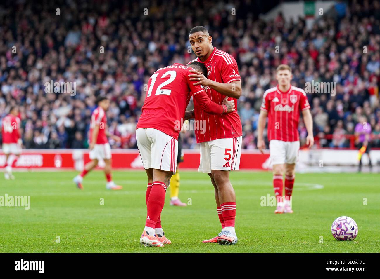 West Bridgford, Royaume-Uni. 01 novembre 2025. Douglas Luiz (12 ans), milieu de terrain de Nottingham Forest, et Murillo (5 ans), défenseur de Nottingham Forest lors du match de première League de Nottingham Forest contre Manchester United au City Ground, West Bridgford, Angleterre, le 1er novembre 2025 crédit : Eleanor Hoad/Every second Media crédit : Every second Media/Alamy Live News Banque D'Images