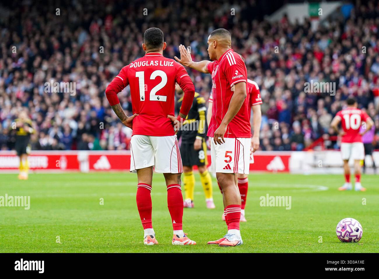 West Bridgford, Royaume-Uni. 01 novembre 2025. Douglas Luiz (12 ans), milieu de terrain de Nottingham Forest, et Murillo (5 ans), défenseur de Nottingham Forest lors du match de première League de Nottingham Forest contre Manchester United au City Ground, West Bridgford, Angleterre, le 1er novembre 2025 crédit : Eleanor Hoad/Every second Media crédit : Every second Media/Alamy Live News Banque D'Images