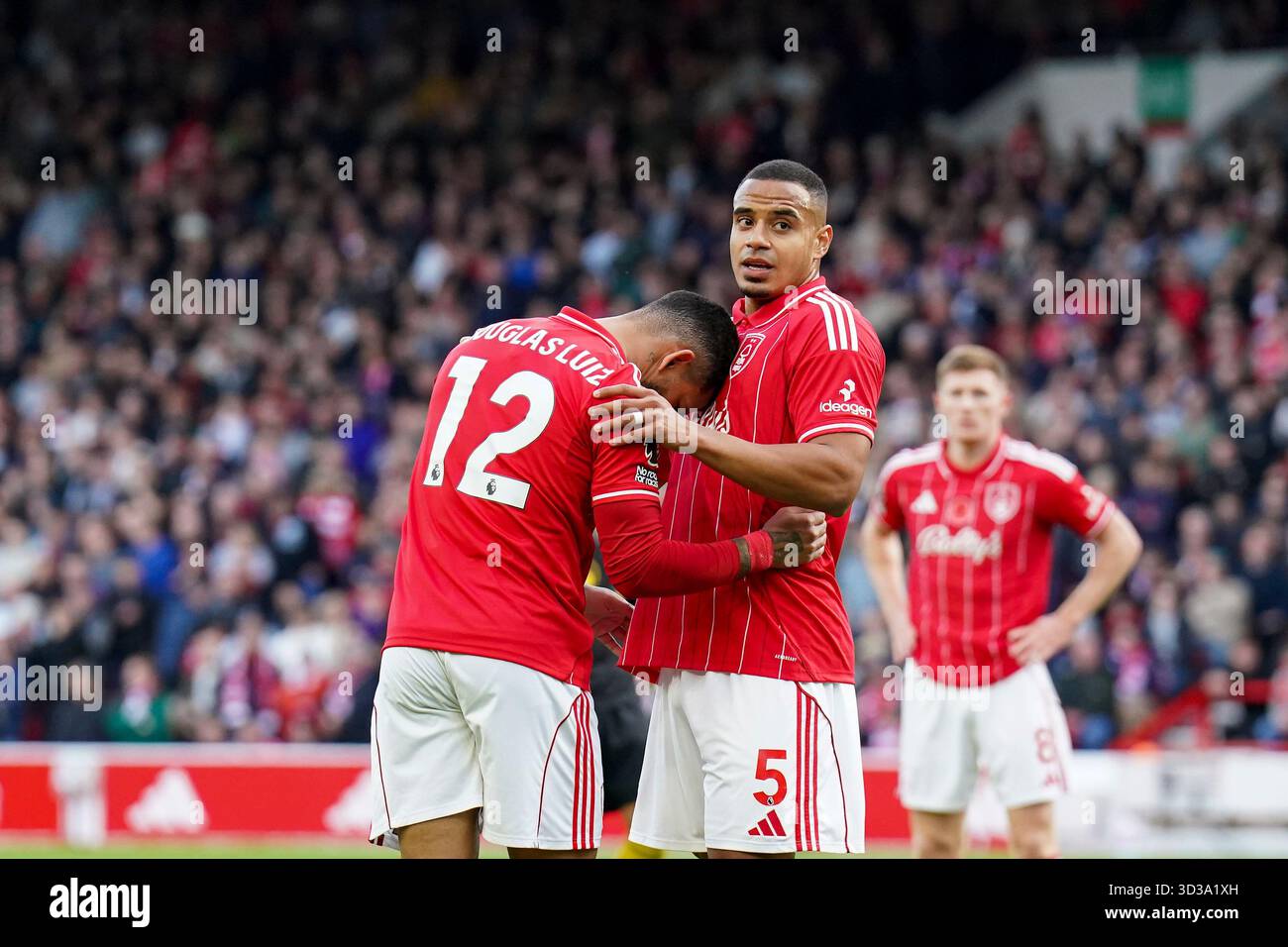 West Bridgford, Royaume-Uni. 01 novembre 2025. Douglas Luiz (12 ans), milieu de terrain de Nottingham Forest, et Murillo (5 ans), défenseur de Nottingham Forest lors du match de première League de Nottingham Forest contre Manchester United au City Ground, West Bridgford, Angleterre, le 1er novembre 2025 crédit : Eleanor Hoad/Every second Media crédit : Every second Media/Alamy Live News Banque D'Images