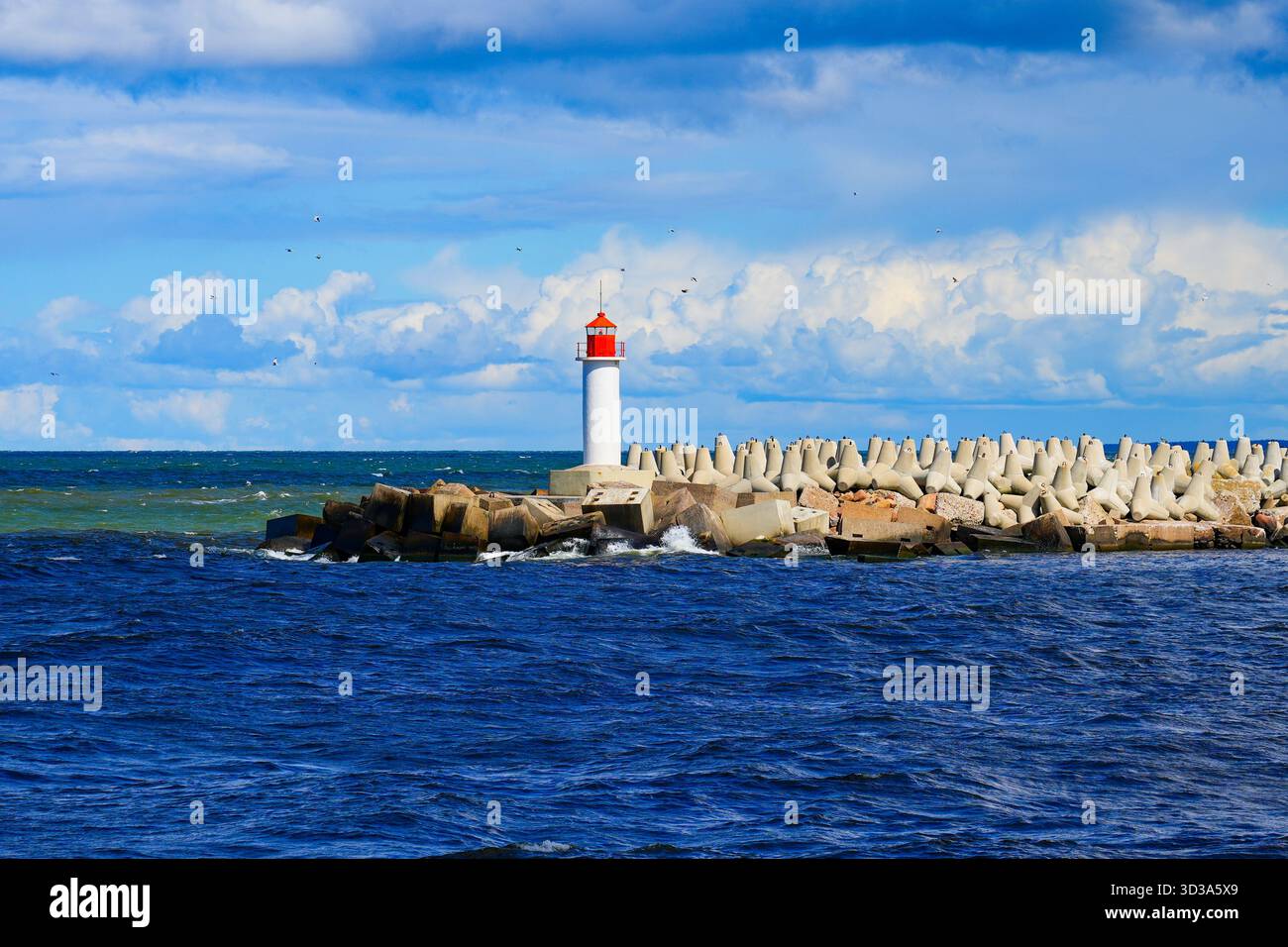 Phare au bout de la jetée nord de Ventspils, Lettonie – brise-lames en béton sur la côte de la mer Baltique Banque D'Images