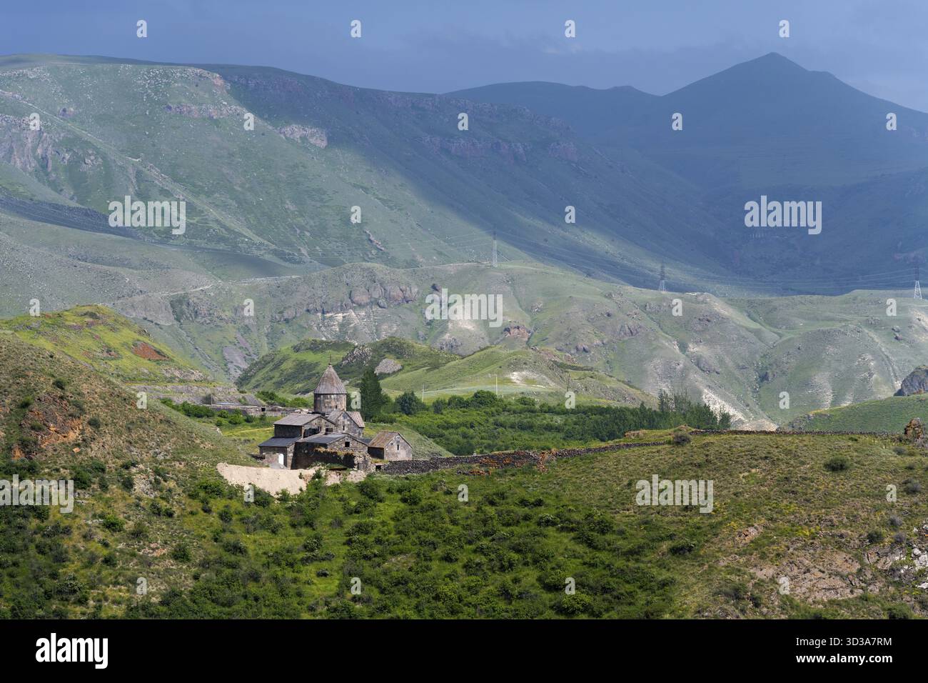 Monastère historique sur une colline verdoyante contre une montagne majestueuse en toile de fond, Vorotnavank Monastery, Vorotnavank, situé dans la vallée de Vorotan, Vorotan, S. Banque D'Images