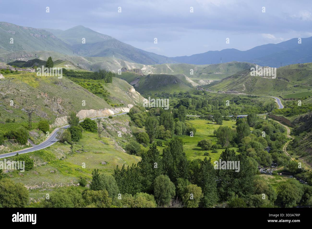 Paysage avec des vallées verdoyantes et des routes sinueuses entourées d'arbres et de montagnes, vue du monastère de Vorotnavank, Vorotnavank, situé dans le Vorota Banque D'Images