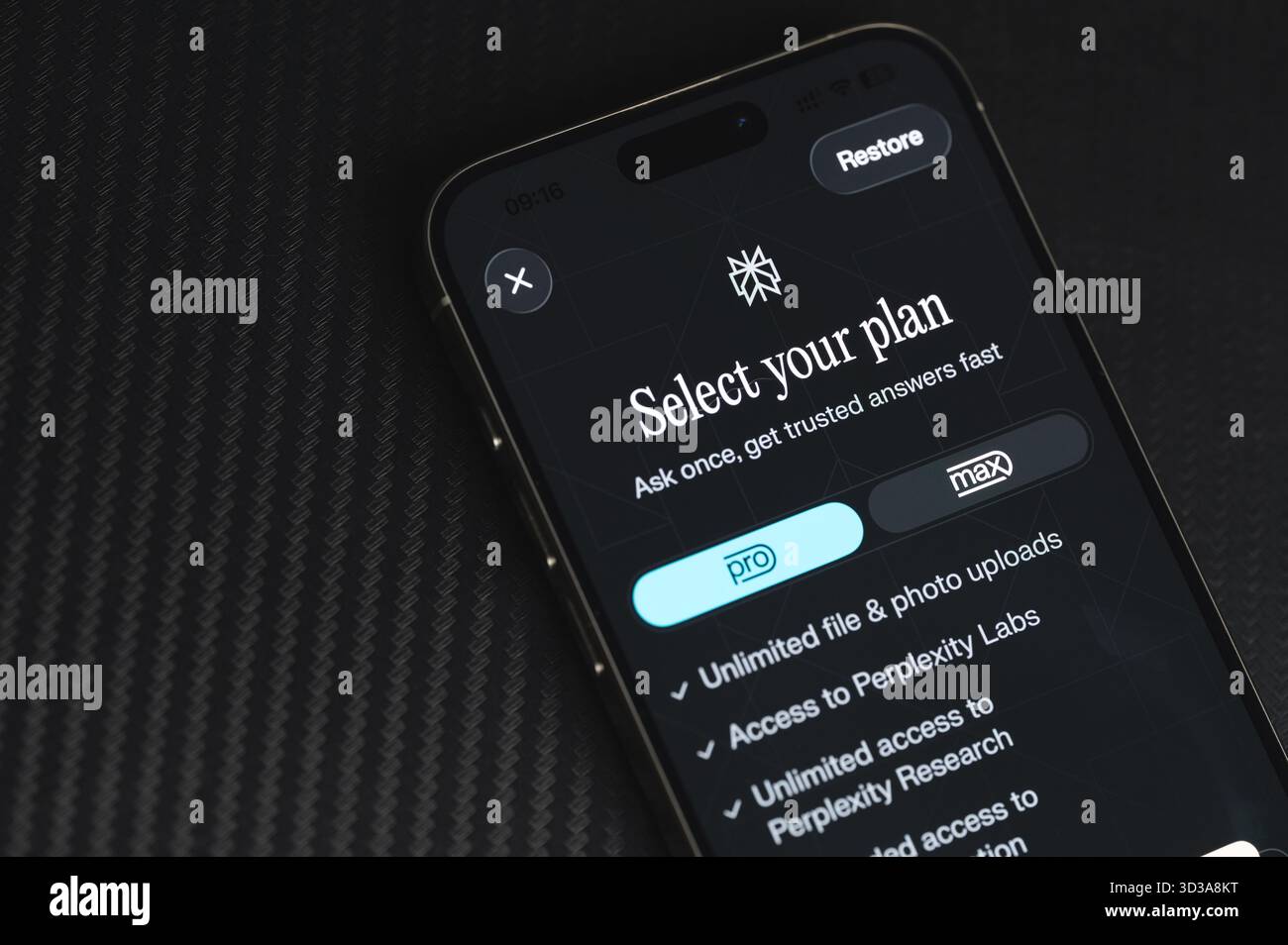 New York, États-Unis - 4 novembre 2025 : choisissez un plan à l'application Perplexity ai sur smartphone sreen arrière-plan vue rapprochée Banque D'Images