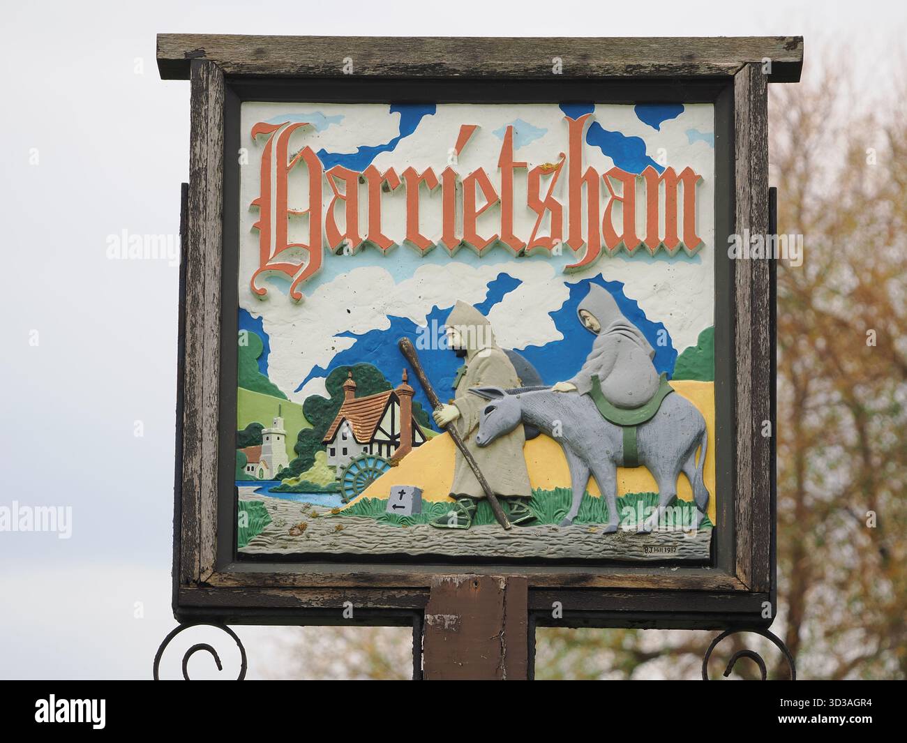 Harrietsham, Kent, Royaume-Uni. 5 novembre 2025. Deux conseils sont entrés en conflit au sujet des drapeaux à Harrietsham, Kent. Le conseil paroissial de Harrietsham a été informé par le conseil du comté de Kent qu'il devait retirer les drapeaux de St George existants des lampadaires afin de pouvoir mettre leurs lumières de Noël en fonction. Crédit : James Bell/Alamy Live News Banque D'Images