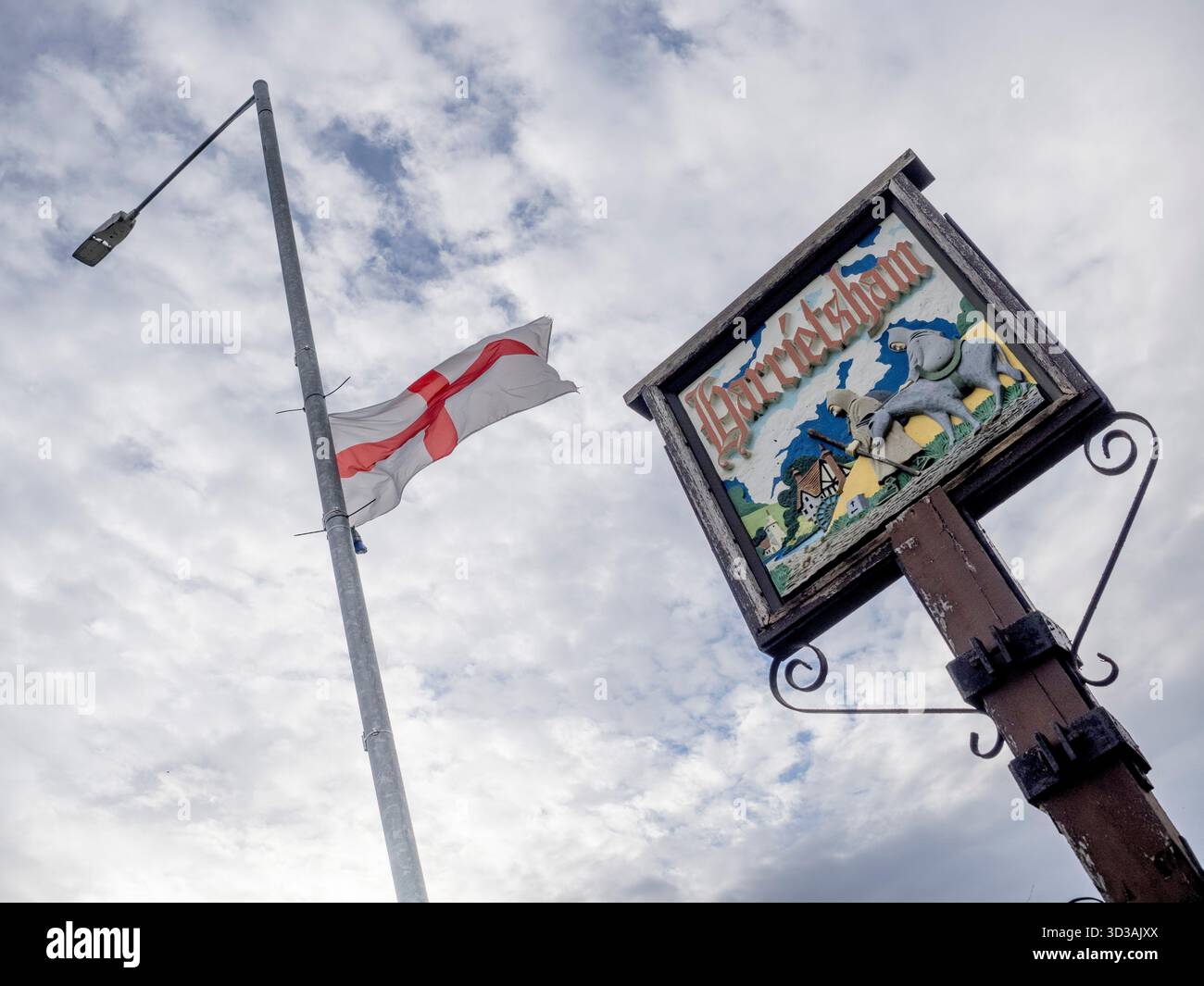 Harrietsham, Kent, Royaume-Uni. 5 novembre 2025. Deux conseils sont entrés en conflit au sujet des drapeaux à Harrietsham, Kent. Le conseil paroissial de Harrietsham a été informé par le conseil du comté de Kent qu'il devait retirer les drapeaux de St George existants des lampadaires afin de pouvoir mettre leurs lumières de Noël en fonction. Crédit : James Bell/Alamy Live News Banque D'Images