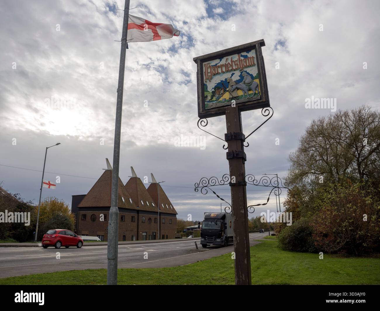 Harrietsham, Kent, Royaume-Uni. 5 novembre 2025. Deux conseils sont entrés en conflit au sujet des drapeaux à Harrietsham, Kent. Le conseil paroissial de Harrietsham a été informé par le conseil du comté de Kent qu'il devait retirer les drapeaux de St George existants des lampadaires afin de pouvoir mettre leurs lumières de Noël en fonction. Crédit : James Bell/Alamy Live News Banque D'Images