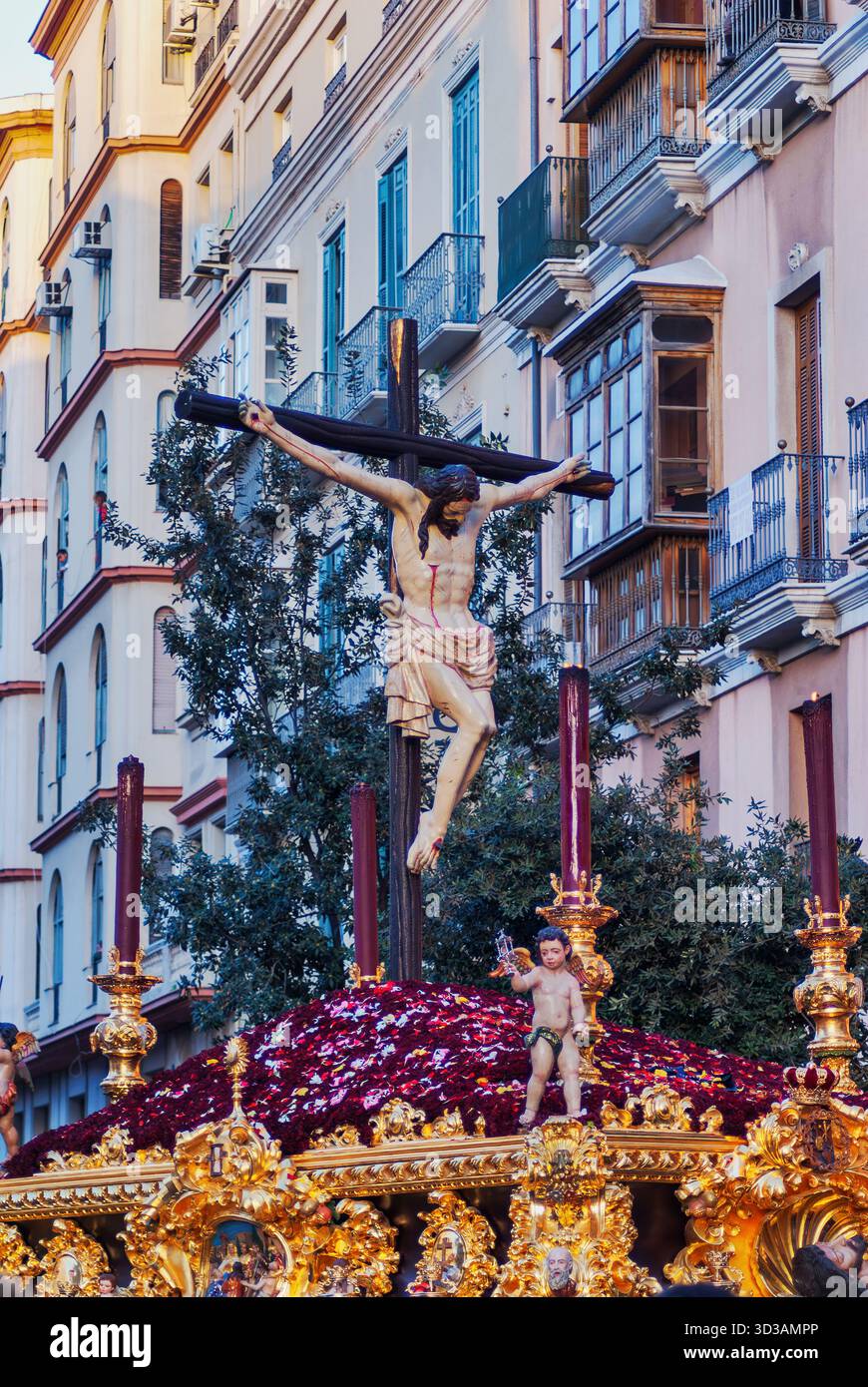 Gros plan sur le trône du Christ du très Saint Christ des âmes des aveugles, une des sections des Frères Royales Unies (Fusionadas) de ma Banque D'Images