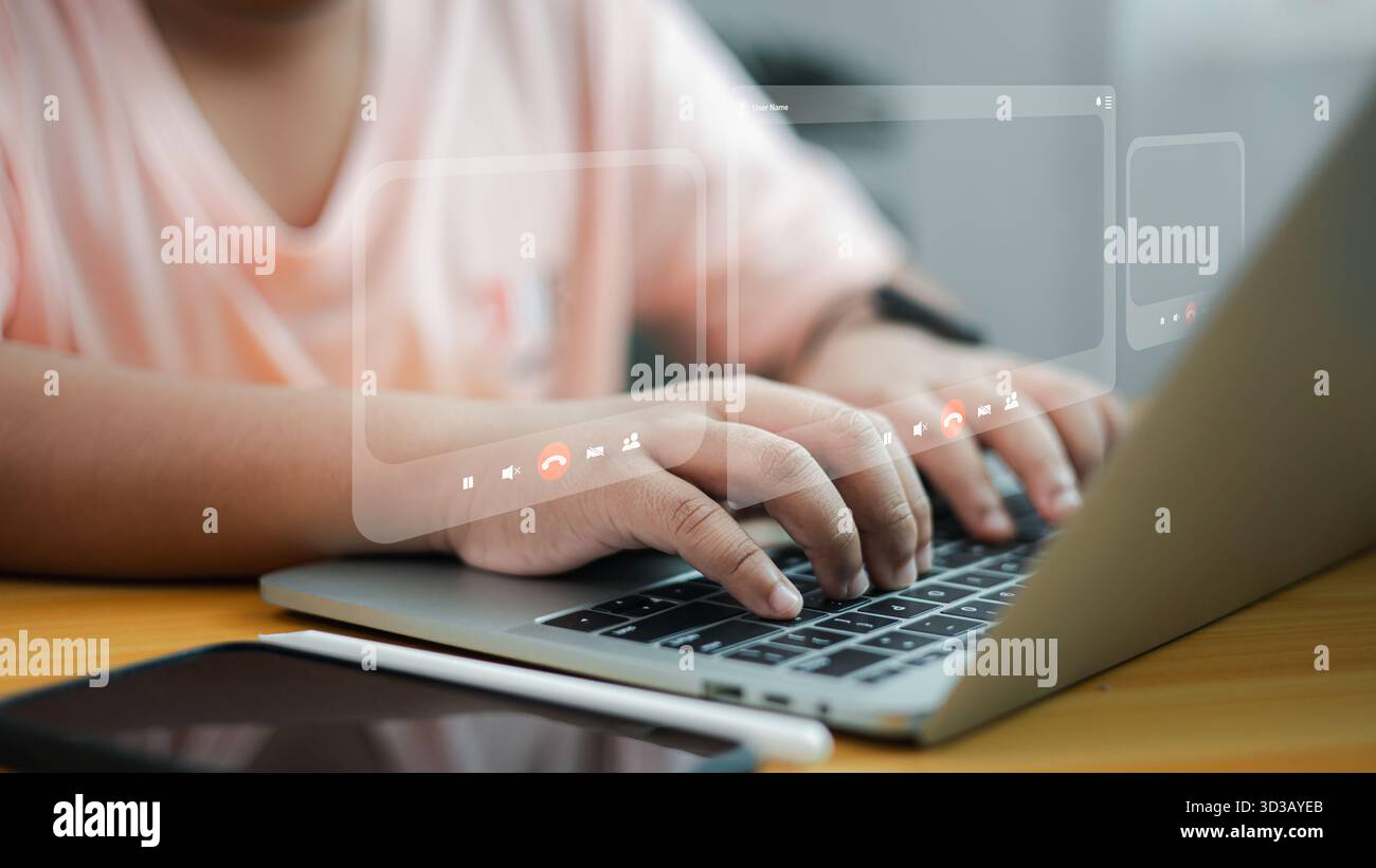 Mains tapant sur ordinateur portable avec icônes d'appel vidéo numérique, réunion en ligne et interface de communication, concept de travail à distance, apprentissage virtuel et numérique Banque D'Images