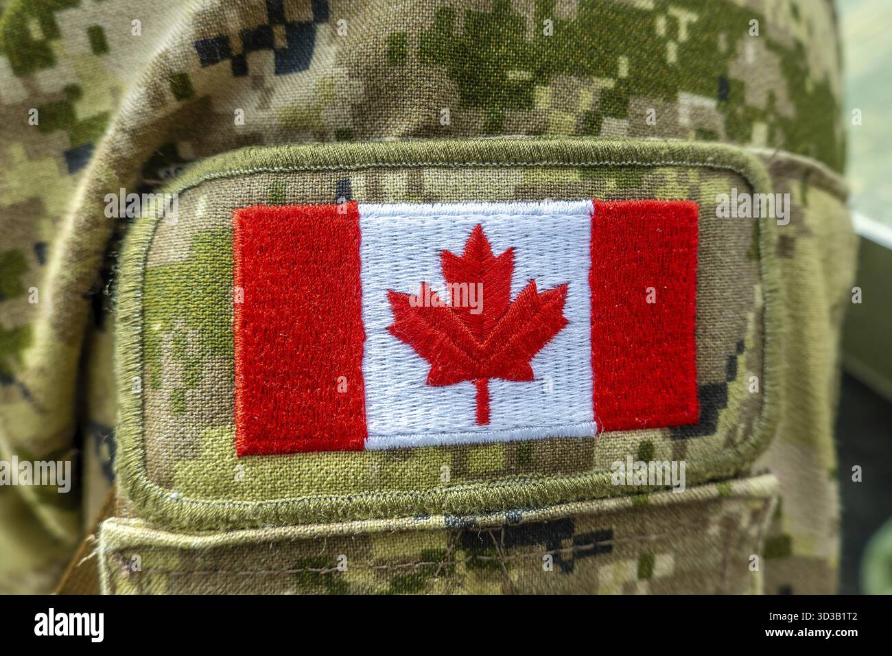 Calgary, Alberta, Canada. 12 juillet 2025. Un gros plan d'un écusson du drapeau canadien sur un uniforme de camouflage militaire, symbolisant le service national, l'identité, Banque D'Images