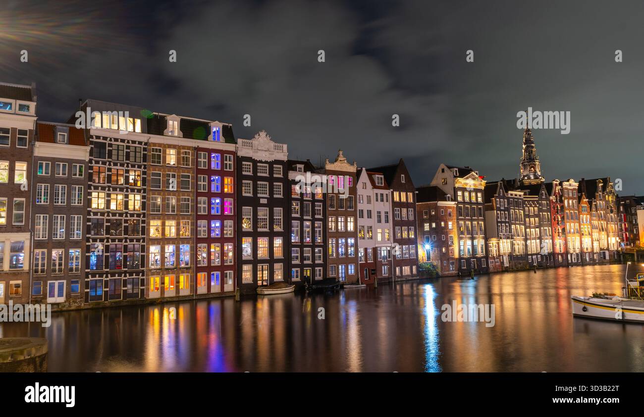 Amsterdam ville de nuit. Maisons colorées eau de canal. lanternes reflétant le soir. Architecture de vieux bâtiments Banque D'Images