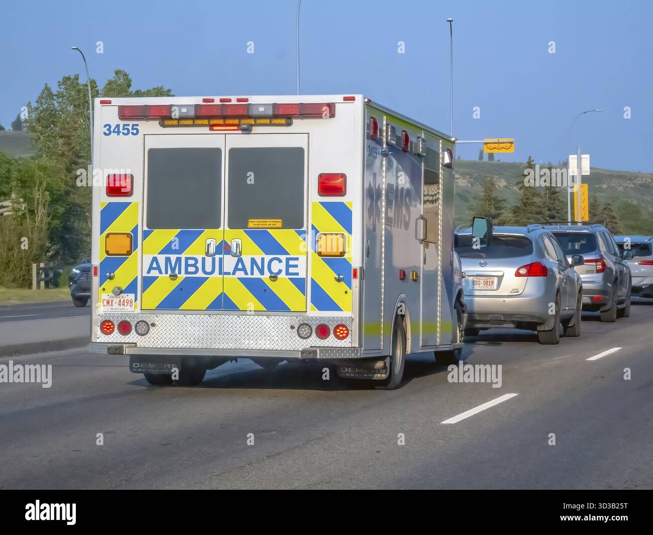 Calgary, Alberta, Canada. 8 juin 2025. L'arrière d'une ambulance des services de santé de l'Alberta, affichant bien en vue ses marquages d'urgence, met en évidence vit Banque D'Images