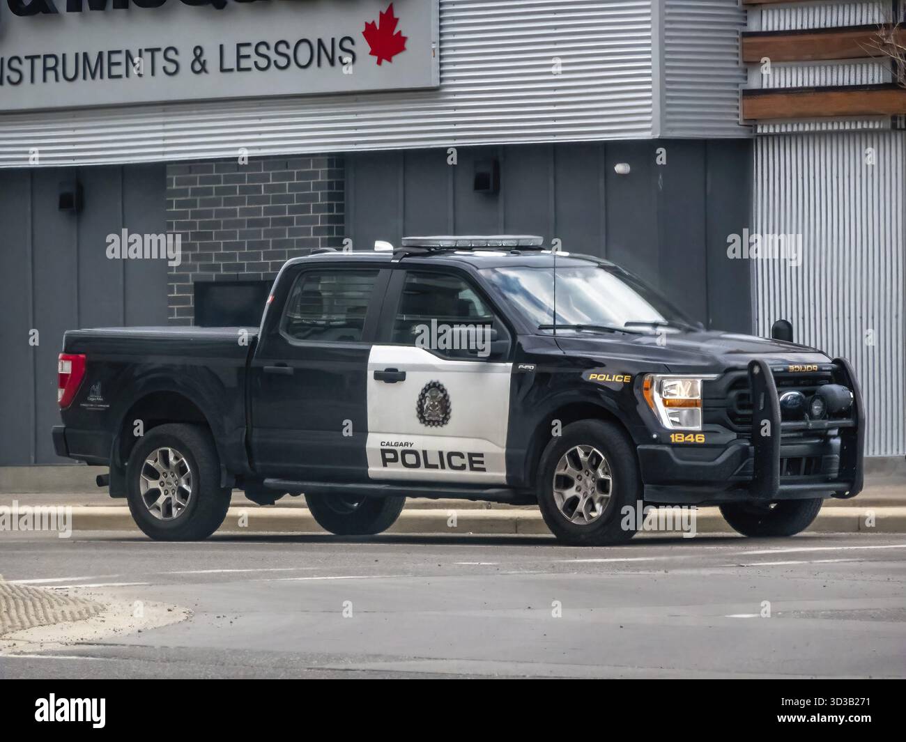 Calgary, Alberta, Canada. 8 juin 2025. Un camion Ford F-150 de la police de Calgary, clairement marqué avec la marque de la police, se tient dans une rue, incarnant un officiel Banque D'Images