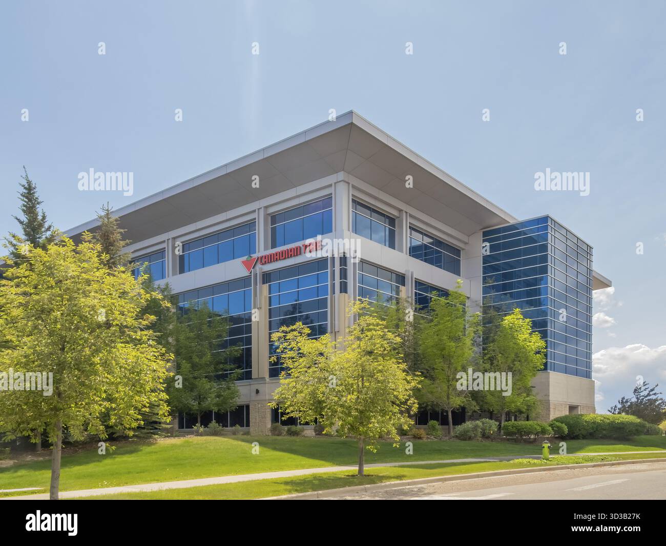 Calgary, Alberta, Canada. 8 juin 2025. Un immeuble de bureaux Canadian Tire moderne à Quarry Park, Calgary, présentant une architecture élégante et un paysage luxuriant Banque D'Images