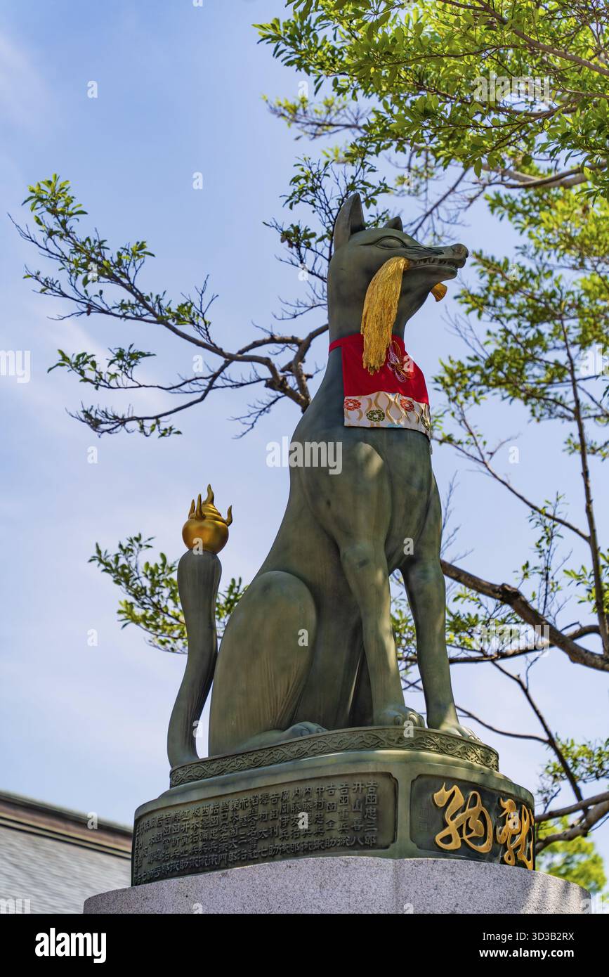 Statue de renard Inari à Fushimi Inari Taisha, un sanctuaire de Kyoto, Japon Banque D'Images