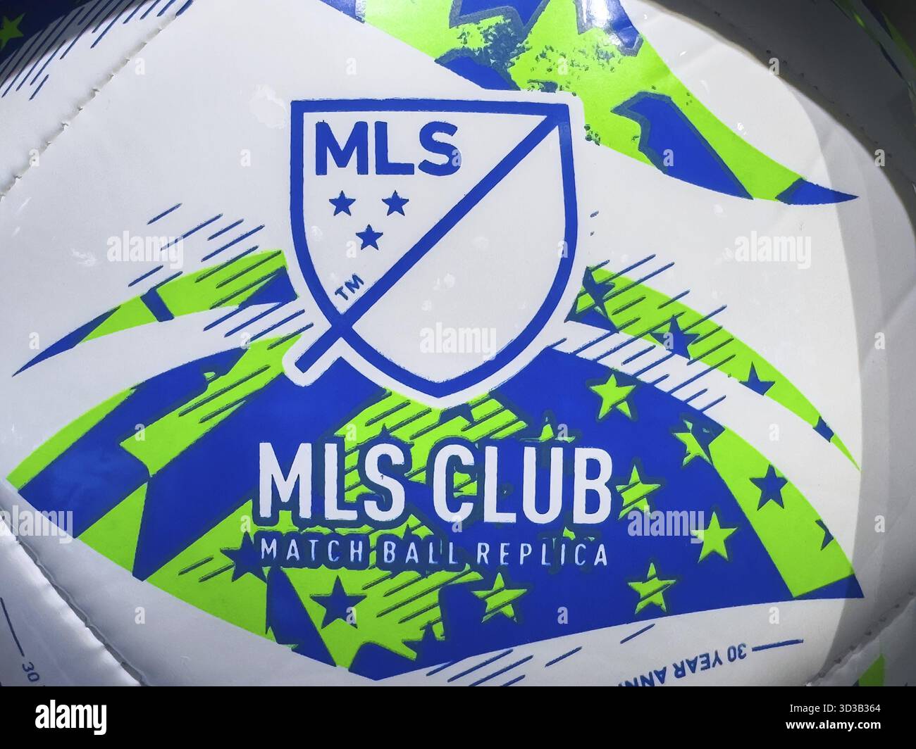Calgary, Alberta, Canada. 10 avril 2025. Gros plan de la réplique du ballon Adidas MLS Club match, présentant le logo MLS et un design bleu et vert dynamique Banque D'Images