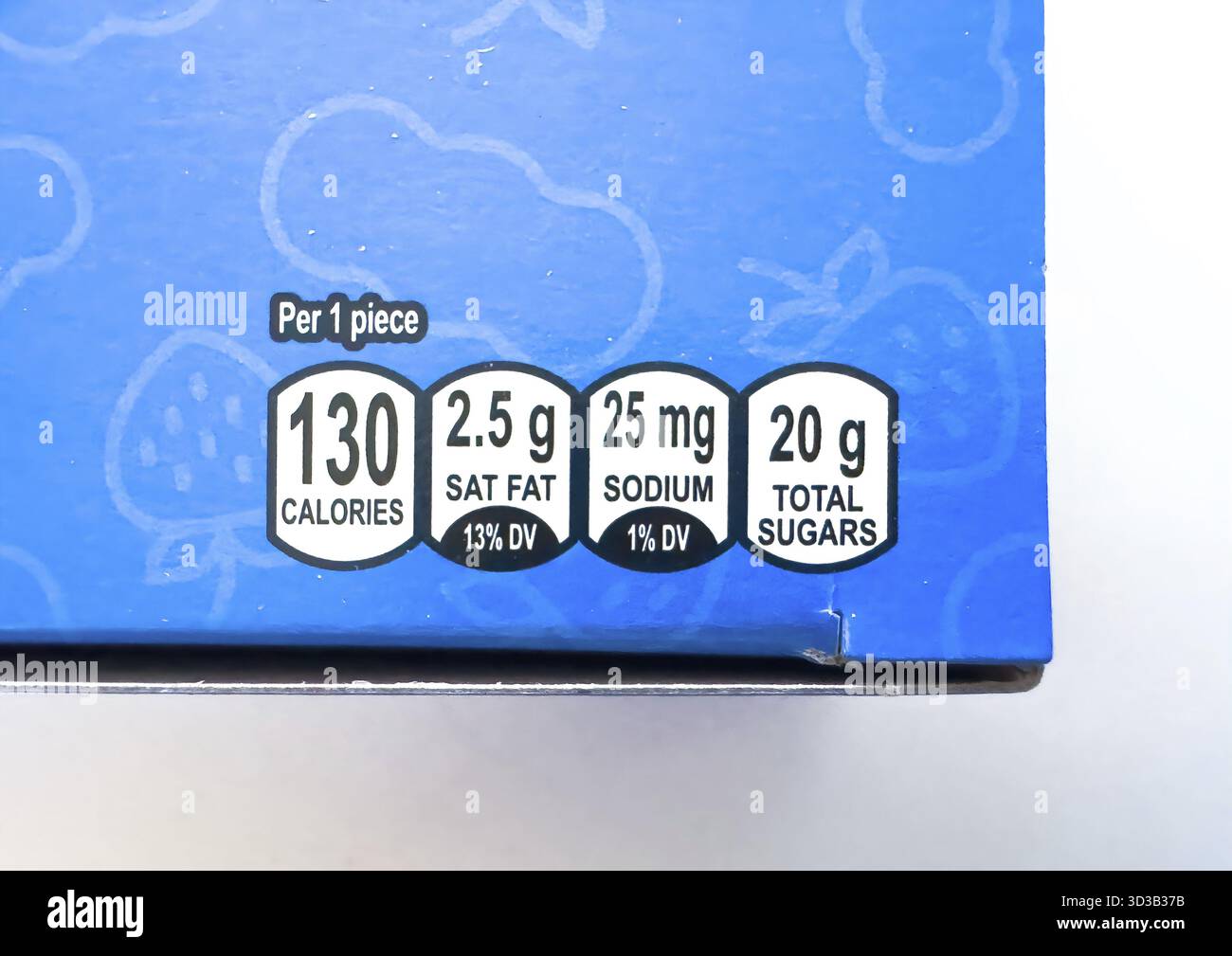 Calgary, Alberta, Canada. 20 avril 2025. Un gros plan montre l'étiquette d'information nutritionnelle sur un emballage alimentaire, détaillant les calories, les graisses saturées, le sodiu Banque D'Images
