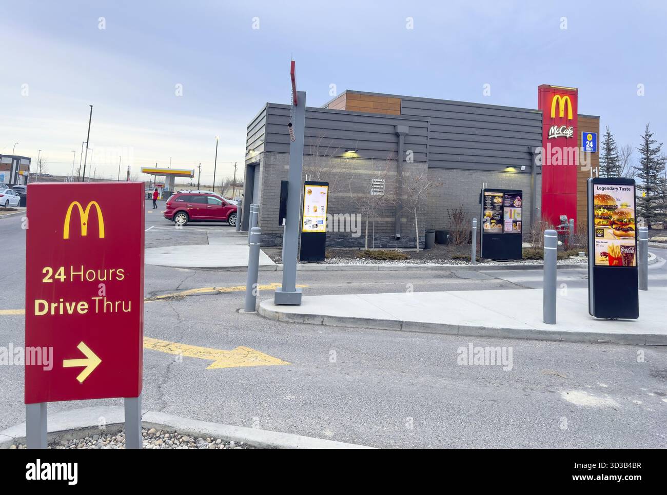 Calgary, Alberta, Canada. 13 mars 2025. Un restaurant McDonald's avec drive-in ouvert 24 heures sur 24. Les voies du drive sont dotées de menus numériques et de directions Banque D'Images