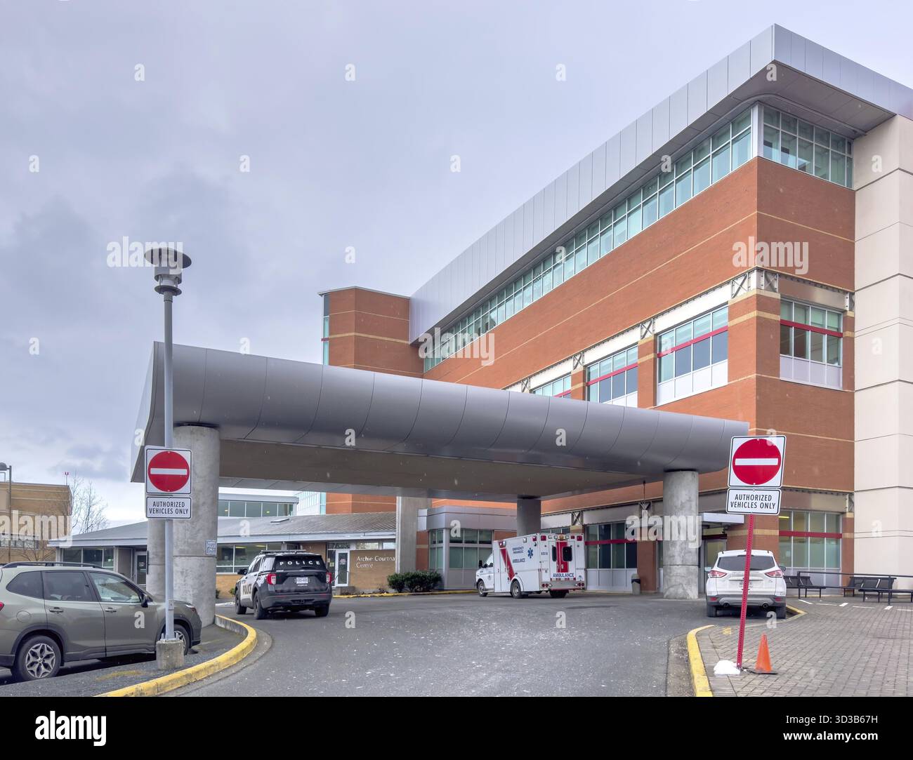 Calgary, Alberta, Canada. 1er mars 2025. L'entrée d'urgence du Royal Jubilee Hospital à Victoria, en Colombie-Britannique, est capturée avec une ambulance et un véhicule policier Banque D'Images