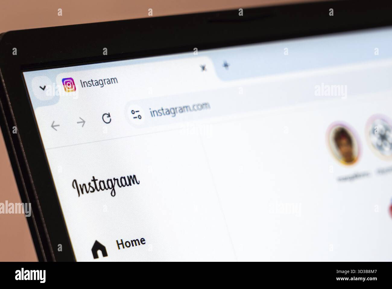 New York, États-Unis - 10 janvier 2025 : page d'accueil du site Instagram affichant les profils des utilisateurs et les histoires Banque D'Images
