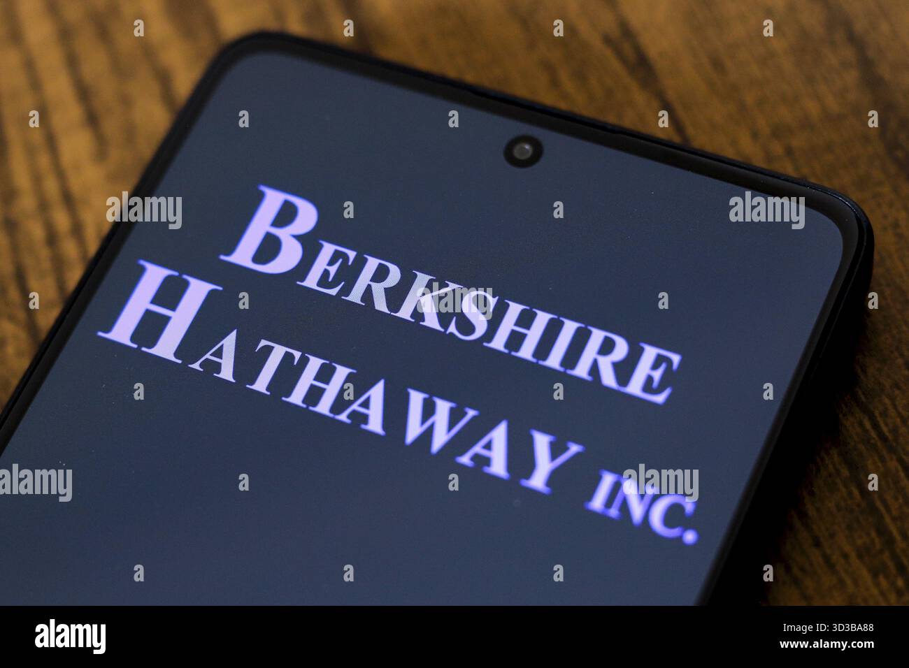 2 septembre 2024, Paraguay. Dans cette illustration photo, le logo Berkshire Hathaway est affiché sur l'écran d'un smartphone Banque D'Images