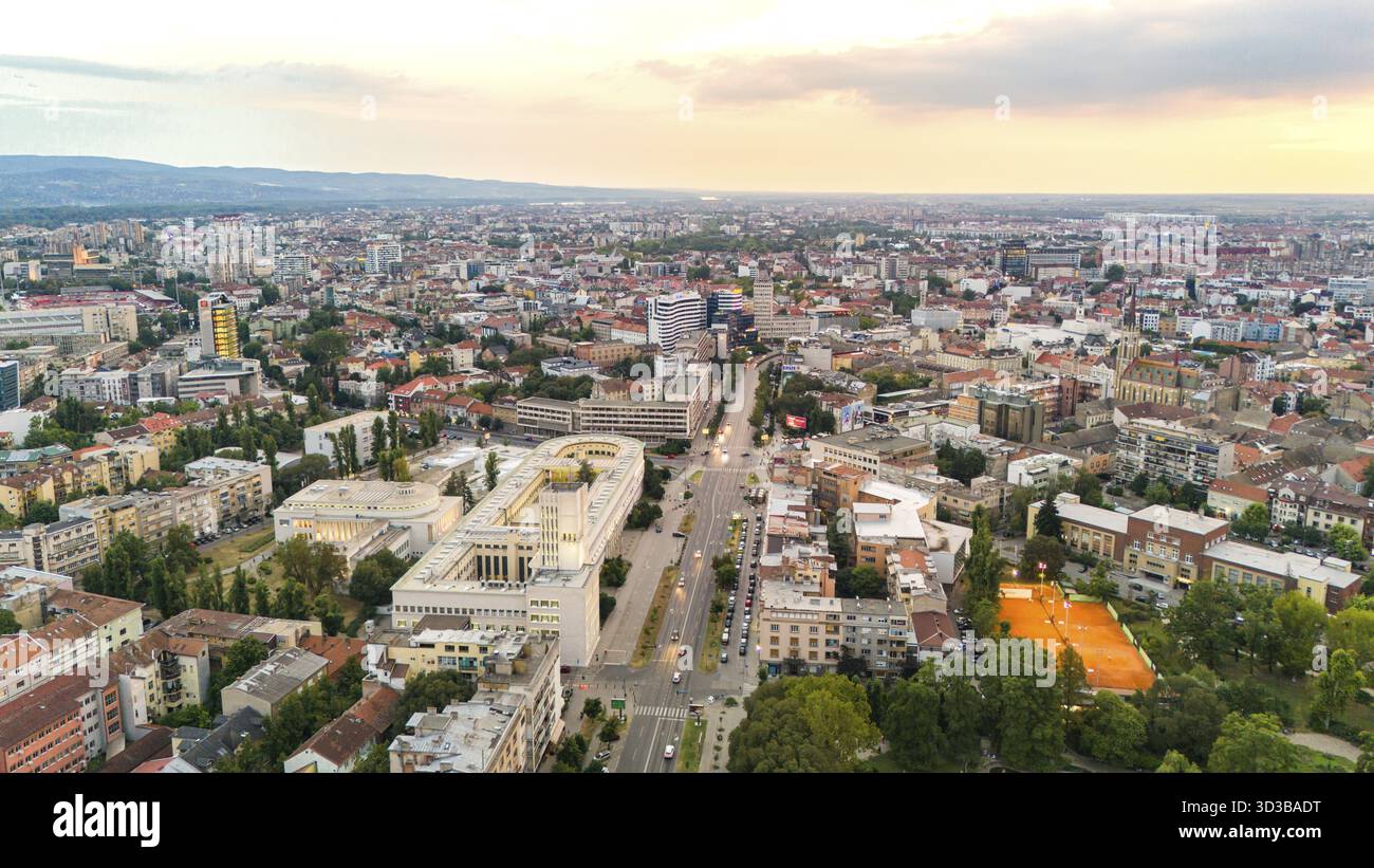 Vue aérienne de Novi Sad Serbie avec rues et bâtiments urbains au coucher du soleil Banque D'Images